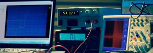 Imagem de um computador com algumas conexões simbolizando o artigo sobre oportunidades no laboratório de calibração?.