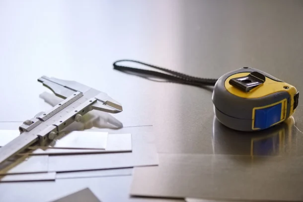 Instrumento de medição de precisão sendo utilizado em ambiente de metrologia